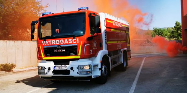 DVD Dugopolje dobilo novu vatrogasnu cisternu