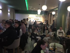 Mladi Dugopolja kroz prvi dugopoljski PUB QUIZ prezentirali rezultate i diseminirali projekt razmjene mladih - UNESCOnnect us! Slika 1