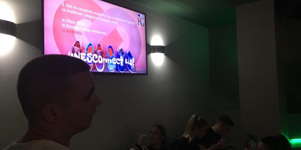 Mladi Dugopolja kroz prvi dugopoljski PUB QUIZ prezentirali rezultate i diseminirali projekt razmjene mladih - UNESCOnnect us! Slika 2